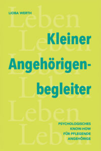 Buchcover mit gelbem Hintergrund. Der Titel "Kleiner Angehörigenbegleiter" ist in blauer Schrift. Im Hintergrund ist mehrmals das Wort "Leben" groß und hell abgebildet. Oben steht der Name der Autorin, unten ein Untertitel in blauer Schrift.