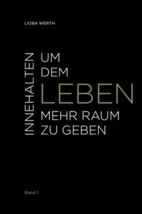 Das Bild zeigt ein Buchcover mit schwarzem Hintergrund. In weißen und grünen Buchstaben steht: "INNEHALTEN UM DEM LEBEN MEHR RAUM ZU GEBEN". Oben links steht der Name "LIOBA WERTH" und unten "Band 1".
